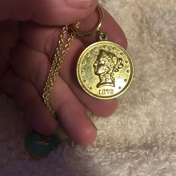 Green Heart Gold Necklace with Elegant Chain - Picture 2 of 3